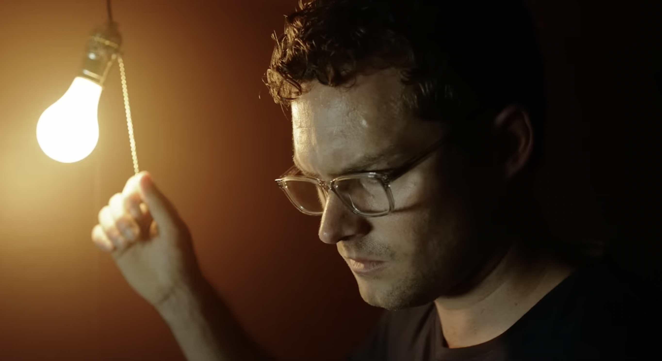 El final de Visitor (2022) explicado: ¿Podrá Robert aceptar su verdadera identidad? El final de Visitor (2022) explicado: ¿Podrá Robert aceptar su verdadera identidad?